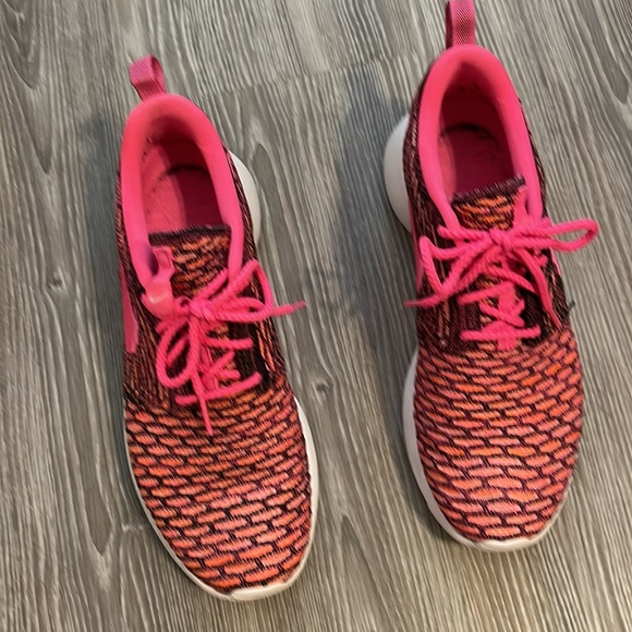 Nike shoes - Picture 2 of 3